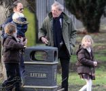 Claudia Schiffer et sa belle famille lors d\'un brunch à Londres le 18 décembre 2011