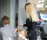 Claudia Schiffer et sa belle famille lors d\'un brunch à Londres le 18 décembre 2011
