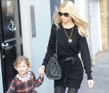 Claudia Schiffer et sa belle famille lors d\'un brunch à Londres le 18 décembre 2011