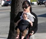 Selma Blair se promène avec son fils Arthur et son chien dans les rues de Los Angeles le 10 décembre 2011