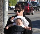 Selma Blair se promène avec son fils Arthur et son chien dans les rues de Los Angeles le 10 décembre 2011