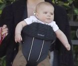 Selma Blair se promène avec son fils Arthur et son chien dans les rues ensoleillées de Los Angeles le 10 décembre 2011
