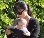 Selma Blair se promène avec son fils Arthur et son chien dans les rues de Los Angeles le 10 décembre 2011