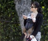 Selma Blair se promène avec son fils Arthur et son chien dans les rues de Los Angeles le 10 décembre 2011
