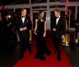 Catherine, duchesse de Cambridge, véritable joyau de velours noir, honorait le 19 décembre 2011 la soirée A Night of Heroes pour les Sun Military Awards, entourée des princes William et Harry.