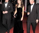 Entourée de son mari le prince William et son beau-frère le prince Harry, Catherine, duchesse de Cambridge, véritable joyau de velours noir,  honorait le 19 décembre 2011 la soirée A Night of Heroes pour les Sun  Military Awards.