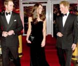 Escortée par son mari le prince William et son beau-frère le prince Harry, Catherine, duchesse de Cambridge, véritable joyau de velours noir,  honorait le 19 décembre 2011 la soirée A Night of Heroes pour les Sun  Military Awards.