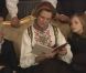 Séance lecture par la reine Sonja... La famille royale de Norvège prenait la pose pour la traditionnelle séance photo de Noël dans le Salon rouge du palais royal, à Oslo, le 19 décembre 2011. La reine Sonja a lu un conte de fées.