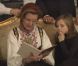 La princesse Ingrid Alexandra absorbée... La famille royale de Norvège prenait la pose pour la traditionnelle séance photo de Noël dans le Salon rouge du palais royal, à Oslo, le 19 décembre 2011. La reine Sonja a lu un conte de fées.