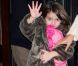 Suri Cruise joue la star, entourée de ses parents Katie et Tom amoureux
