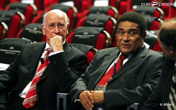 Eusébio et Sir Bobby Charlton le 28 août 2008 à Monaco 