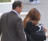 Carla Bruni sort de la clinique de La Muette, le 23 octobre 2011, en compagnie de sa fille Giulia.<br />