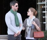 Quand elle n\'est pas avec sa fille, Amy Adams s\'occupe de son amoureux. Ici, en pleine balade à Los Angeles. Décembre 2011