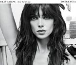 Ashley Greene, égérie de la collection printemps 2012 de DKNY Jeans, la ligne moderne et stylée de la créatrice Donna Karan. 