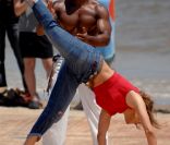 Jennifer Lopez danse la capoeira sur le tournage de son émission Q\'Viva : The Chosen, à Montevideo le 8 décembre 2011
