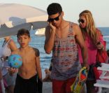 Lilly Kerssenberg en compagnie de Noah et Elias Becker sur la plage de Miami le 26 décembre 2011