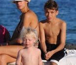 Lilly Kerssenberg et son petit Amadeus sous les yeux d'Elias Becker sur la plage de Miami le 26 décembre 2011
