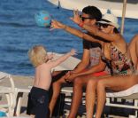Lilly Kerssenberg, son petit Amadeus et Noah Becker sur la plage de Miami le 26 décembre 2011