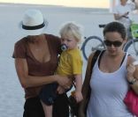 Lilly Kerssenberg, son petit Amadeus et la nounou le 26 décembre sur la plage de Miami