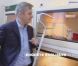 Bernard de La Villardière, présentateur d'Enquête Exclusive, avec un serpent