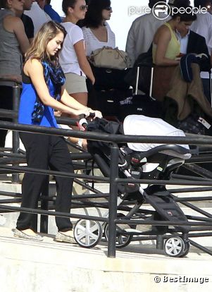 Jessica Alba arrive au Mexique pour passer les fêtes de fin d'année. Le 27 décembre 2011