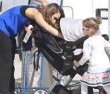 Jessica Alba arrive au Mexique pour passer les fêtes de fin d'année. Le 27 décembre 2011