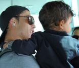 Cristiano Ronaldo avec son fils lors de son arrivée à Dubaï le 27 décembre 2011 