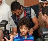Cristiano Ronaldo, de passage à Dubaï rend visite à un centre pour enfants autistes le 28 décembre 2011