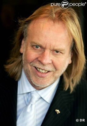 Rick Wakeman, ex-claviériste de Yes auteur d'une belle carrière solo, a épousé, à 62 ans, sa compagne Rachel Kaufman, 37 ans, le 14 décembre 2011.