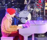 Justin Bieber et Carlos Santana, live pour le Nouvel An à Time Square, New York, le 31 décembre 2011.