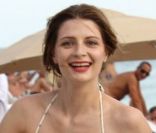 Mischa Barton sourit à nouveau à la vie et s'éclate sur la plage à Miami le 2 janvier 2012