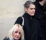 Julie Leclerc et Angèle - fille aînée de Julien Clerc et Miou-Miou - aux obsèques de Ghislaine Leclerc à Bourg-la-Reine, le 28 décembre 2011.