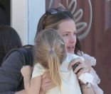 Jennifer Garner et sa fille Seraphina qui lui fait un bisou, le 4 janvier 2012 à Los Angeles