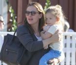 Jennifer Garner et sa fille Seraphina dans les bras, le 4 janvier 2012 à Los Angeles
