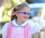 Violet Garner sort de l\'école avec sa nounou, à Los Angeles, le 4 janvier 2012