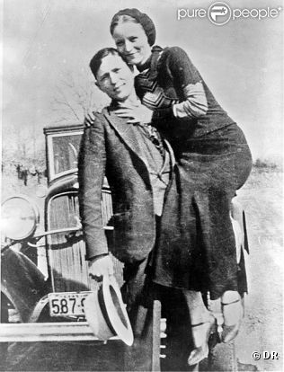 Les vrais Bonnie Parker et Clyde Barrow pris en photo en 1932 et 1934, année de leur mort.