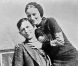 Les vrais Bonnie Parker et Clyde Barrow pris en photo en 1932 et 1934, année de leur mort.