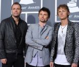 Christopher Wolstenholme (à gauche) en février 2011 en compagnie de Matthew Bellamy et de Dominic Howard (à droite)
