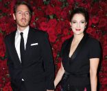 Drew Barrymore et son chéri Will Kopelman, qui se fréquentent depuis février 2011,  se sont fiancés au cours de leurs vacances à Sun Valley (Idaho) lors  des fêtes de fin d\'année 2011. (photo : le 15 novembre 2011 au MoMa de New York)<br />
