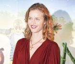 Eva Herzigova rayonne lors d'une première haute en couleur