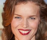 Souriante, Eva Herzigova s'est rendue à la première du spectacle Totem à Londres, le 5 janvier 2012.