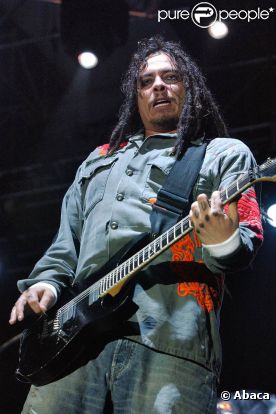 James Shaffer (photo : en 2005), alias Munky, guitariste du groupe Korn, a épousé sa compagne Evis Xheneti, de dix ans sa cadette, le 2 janvier 2012.