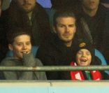 David Beckham de retour aux sources avec ses enfants en fans passionnés