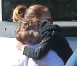 Emme dans les bras de sa maman Jennifer Lopez à Los Angeles le 9 janvier 2012
