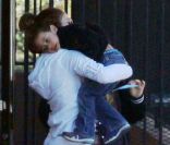Très tendre, Jennifer Lopez porte sa fille Emme à Los Angeles le 9 janvier 2012.