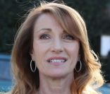 Jane Seymour à la sortie d'un restaurant avec ses amis, à Hollywood, le 10 janvier 2012