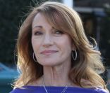 La très belle Jane Seymour à la sortie d'un restaurant avec ses amis, à Hollywood, le 10 janvier 2012