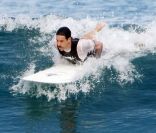 Anthony Kiedis le 30 décembre 2011 à Saint Barth en pleine séance de surf, avant de devoir annuler la tournée des Red Hot Chili Peppers