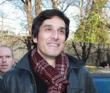 Vincent Elbaz arrive au Studio Gabriel pour l'enregistrement de  Vivement Dimanche , à Paris, le 11 janvier 2011.