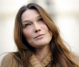 Première sortie officielle : Carla Bruni-Sarkozy en visite à l'hôpital de Garches le 12 janvier 2012.